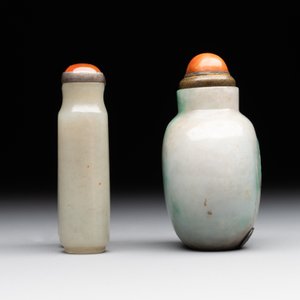 A Chinese jade conjoined double-snuff bottle and a jade 'lily' snuff bottle, 19th C. — foto 4