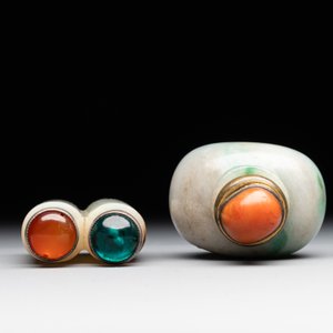 A Chinese jade conjoined double-snuff bottle and a jade 'lily' snuff bottle, 19th C. — foto 5