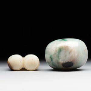 A Chinese jade conjoined double-snuff bottle and a jade 'lily' snuff bottle, 19th C. — foto 6