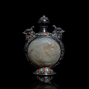 A Chinese jade-, coral- and turquoise-inlaid silver snuff bottle, 19th C. — 照片 1