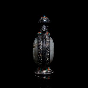 A Chinese jade-, coral- and turquoise-inlaid silver snuff bottle, 19th C. — 照片 2