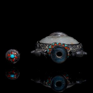 A Chinese jade-, coral- and turquoise-inlaid silver snuff bottle, 19th C. — 照片 5