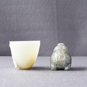 A Chinese jade deer rhyton cup and a spinach green jade pig, Han or later — 照片 12