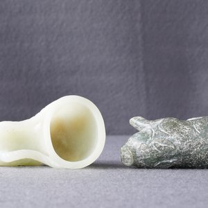 A Chinese jade deer rhyton cup and a spinach green jade pig, Han or later — 照片 13