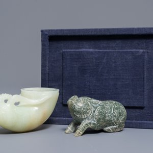 A Chinese jade deer rhyton cup and a spinach green jade pig, Han or later — 照片 2
