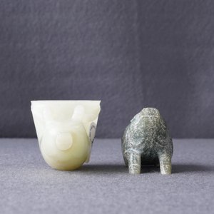 A Chinese jade deer rhyton cup and a spinach green jade pig, Han or later — 照片 10