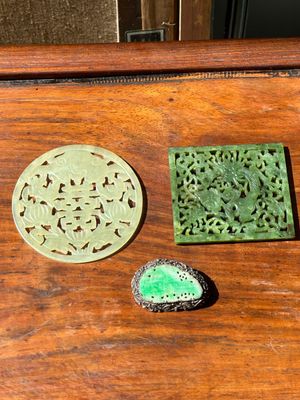 A Chinese jade 'dragon' plaque, a 'double-happiness' plaque and a jade inset silver brooch, 19th C. — photo 1