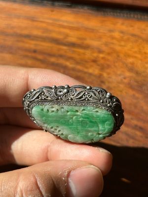 A Chinese jade 'dragon' plaque, a 'double-happiness' plaque and a jade inset silver brooch, 19th C. — photo 12