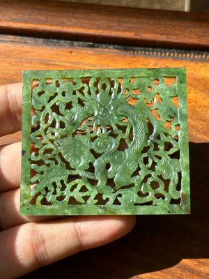 A Chinese jade 'dragon' plaque, a 'double-happiness' plaque and a jade inset silver brooch, 19th C. — photo 14