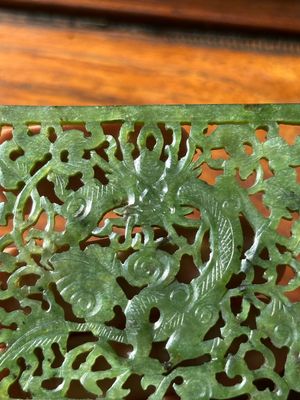 A Chinese jade 'dragon' plaque, a 'double-happiness' plaque and a jade inset silver brooch, 19th C. — photo 15