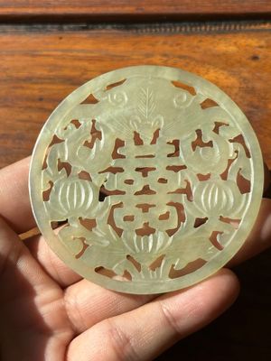 A Chinese jade 'dragon' plaque, a 'double-happiness' plaque and a jade inset silver brooch, 19th C. — photo 2