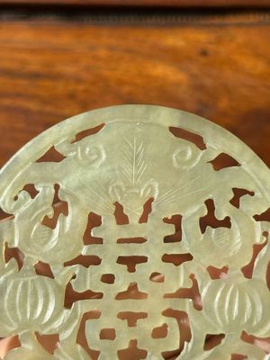 A Chinese jade 'dragon' plaque, a 'double-happiness' plaque and a jade inset silver brooch, 19th C. — photo 3