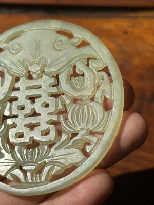 A Chinese jade 'dragon' plaque, a 'double-happiness' plaque and a jade inset silver brooch, 19th C. — photo 4