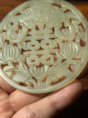 A Chinese jade 'dragon' plaque, a 'double-happiness' plaque and a jade inset silver brooch, 19th C. — photo 5
