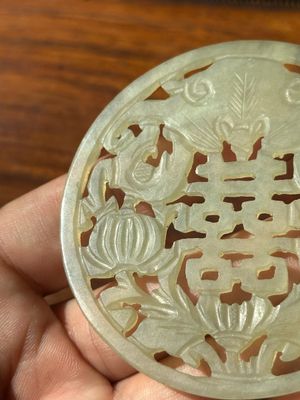 A Chinese jade 'dragon' plaque, a 'double-happiness' plaque and a jade inset silver brooch, 19th C. — photo 6