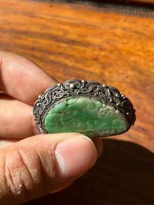 A Chinese jade 'dragon' plaque, a 'double-happiness' plaque and a jade inset silver brooch, 19th C. — photo 10