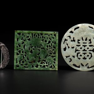 A Chinese jade 'dragon' plaque, a 'double-happiness' plaque and a jade inset silver brooch, 19th C. — photo 2