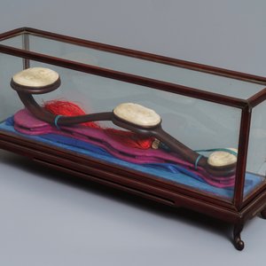 A Chinese jade-embellished wood scepter in display box, Republic, 20th C. — 照片 2