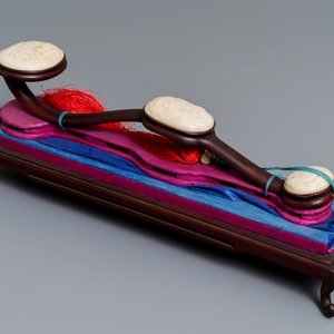 A Chinese jade-embellished wood scepter in display box, Republic, 20th C. — 照片 3