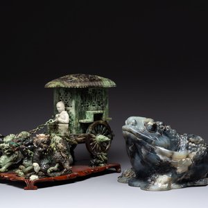 A Chinese jade group of an imperial carriage with mythical beasts and a large three-legged toad, 20th C. — foto 1