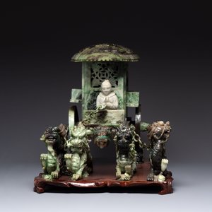 A Chinese jade group of an imperial carriage with mythical beasts and a large three-legged toad, 20th C. — foto 3