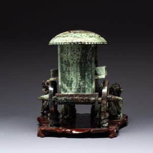 A Chinese jade group of an imperial carriage with mythical beasts and a large three-legged toad, 20th C. — foto 5