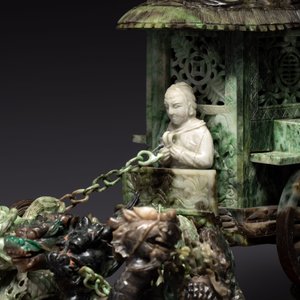 A Chinese jade group of an imperial carriage with mythical beasts and a large three-legged toad, 20th C. — foto 7