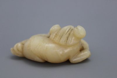 A Chinese jade group of foo dogs, 18/19th C.