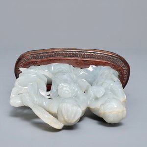 A Chinese jade group of two ladies and two reticulated buttons, 19/20th C. — 照片 6