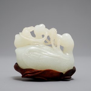 A Chinese jade group of two Mandarin ducks on lotus leaf, 19th C. — photo 4