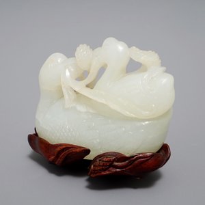 A Chinese jade group of two Mandarin ducks on lotus leaf, 19th C. — photo 8