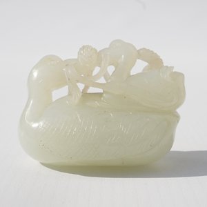 A Chinese jade group of two Mandarin ducks on lotus leaf, 19th C. — photo 9