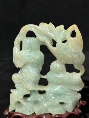 A Chinese jade 'He He Er Xian' group on wooden stand, 19th C. — photo 7