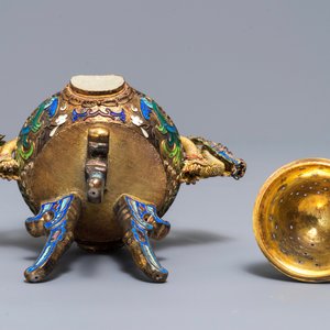 A Chinese jade-inlaid gilt and enamelled silver incense burner and cover, Republic, 20th C. — photo 6