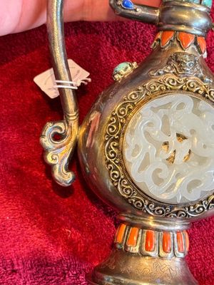 A Chinese jade-inset and hardstone-inlaid silver ewer and cover in Mongolian style, 19th C. — photo 14