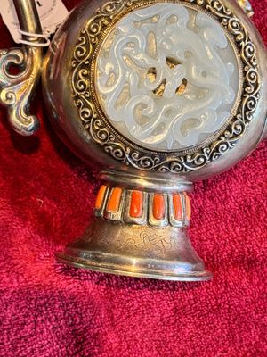 A Chinese jade-inset and hardstone-inlaid silver ewer and cover in Mongolian style, 19th C. — photo 15