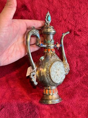 A Chinese jade-inset and hardstone-inlaid silver ewer and cover in Mongolian style, 19th C. — photo 3