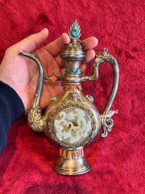 A Chinese jade-inset and hardstone-inlaid silver ewer and cover in Mongolian style, 19th C. — photo 4