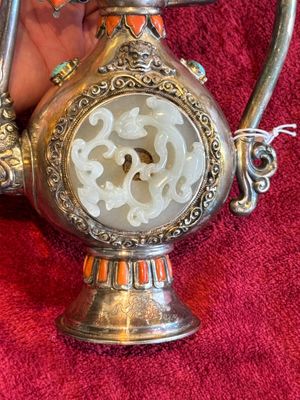 A Chinese jade-inset and hardstone-inlaid silver ewer and cover in Mongolian style, 19th C. — photo 6