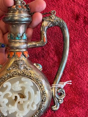A Chinese jade-inset and hardstone-inlaid silver ewer and cover in Mongolian style, 19th C. — photo 7