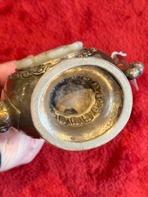 A Chinese jade-inset and hardstone-inlaid silver ewer and cover in Mongolian style, 19th C. — photo 9