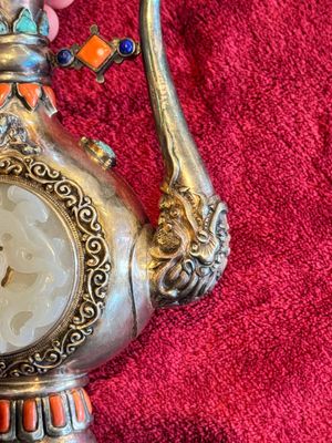 A Chinese jade-inset and hardstone-inlaid silver ewer and cover in Mongolian style, 19th C. — photo 10