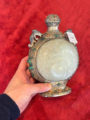 A Chinese jade-inset and hardstone-inlaid silver moonflask and cover in Mongolian style, 19th C. — photo 3