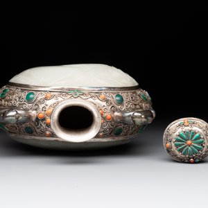 A Chinese jade-inset and hardstone-inlaid silver moonflask and cover in Mongolian style, 19th C. — photo 5