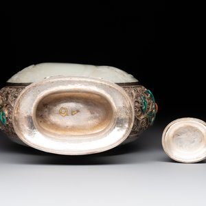A Chinese jade-inset and hardstone-inlaid silver moonflask and cover in Mongolian style, 19th C. — photo 6
