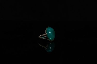 A Chinese jade-inset white gold ring, 19/20th C.
