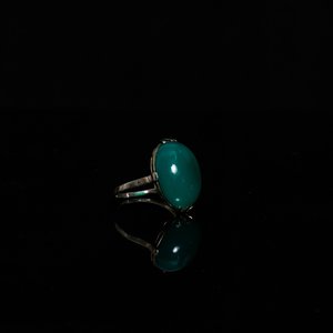 A Chinese jade-inset white gold ring, 19/20th C. — 照片 1