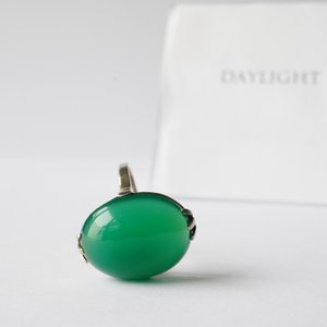 A Chinese jade-inset white gold ring, 19/20th C. — 照片 6