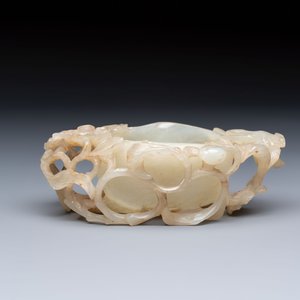 A Chinese jade peach-form brush washer, 19th C. — 照片 4