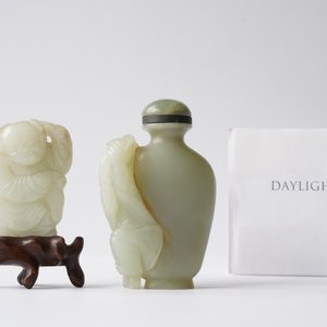 A Chinese jade snuff bottle and a figure of a boy, Qing — photo 9